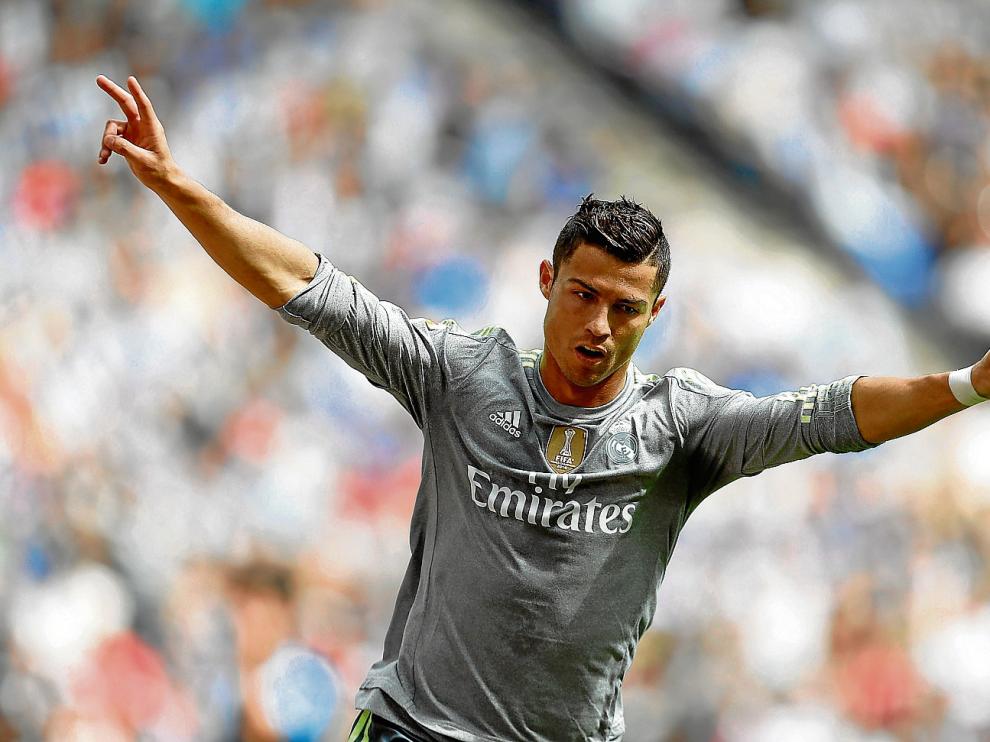 Cristiano Ronaldo, que estuvo imparable en Cornellá, celebra uno de sus cinco goles.