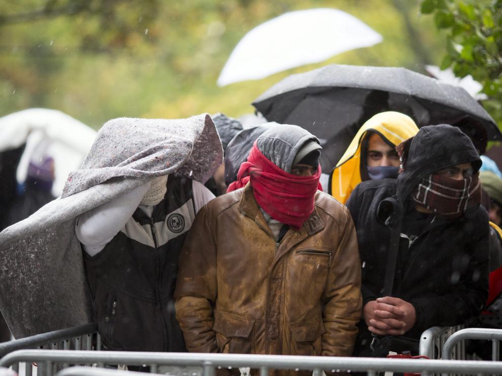 Refugiados esperan a la puerta de la oficina de Sanidad y Asuntos Sociales en Berlín pese al frío.