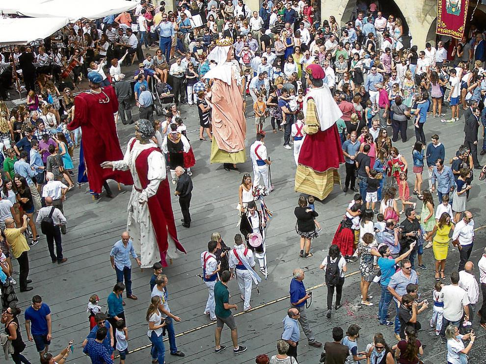 Actuación de la comparsa de gigantes en la plaza Mayor de Graus ayer por la mañana.