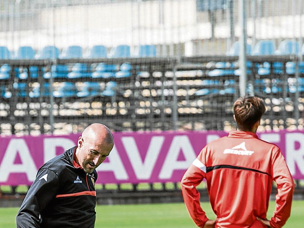 Popovic juega con el balón. De espaldas, Aria Hasegawa.
