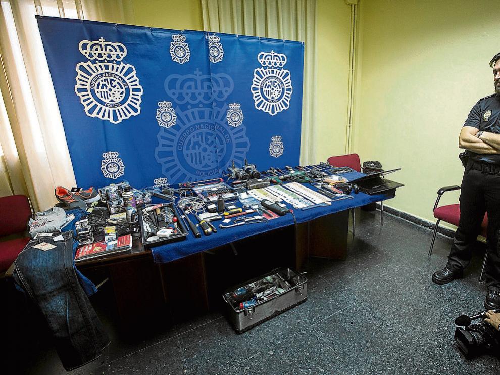 El inspector jefe del Grupo de Robos, Fernando Sánchez, ayer con efectos intervenidos a la banda.