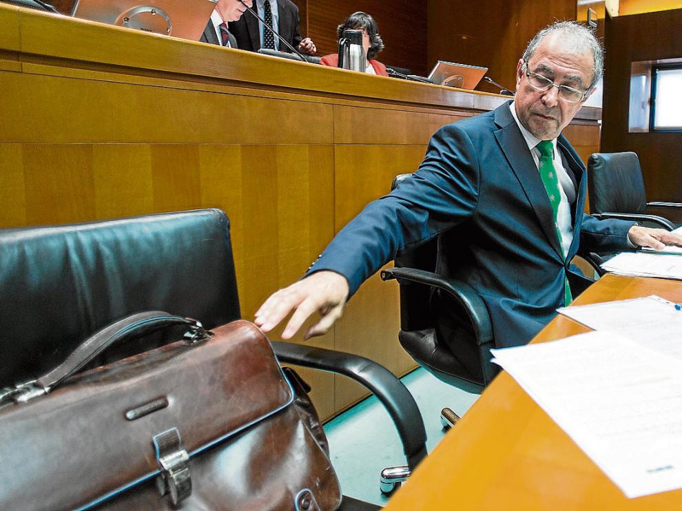 El consejero de Hacienda, Fernando Gimeno, en su comparecencia de ayer en las Cortes.