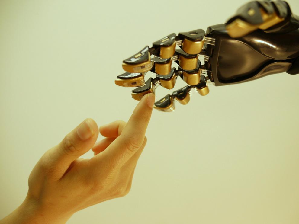 Una mano robótica cubierta por la piel artificial creada.