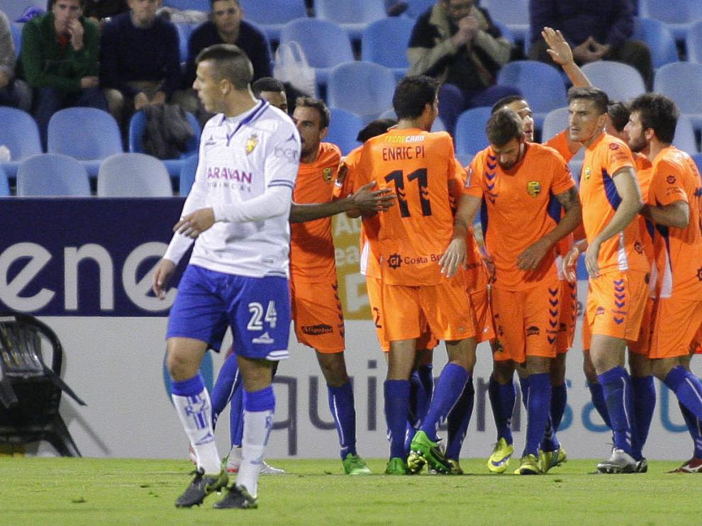 Abraham se lamenta y los jugadores del Llagostera celebran el gol