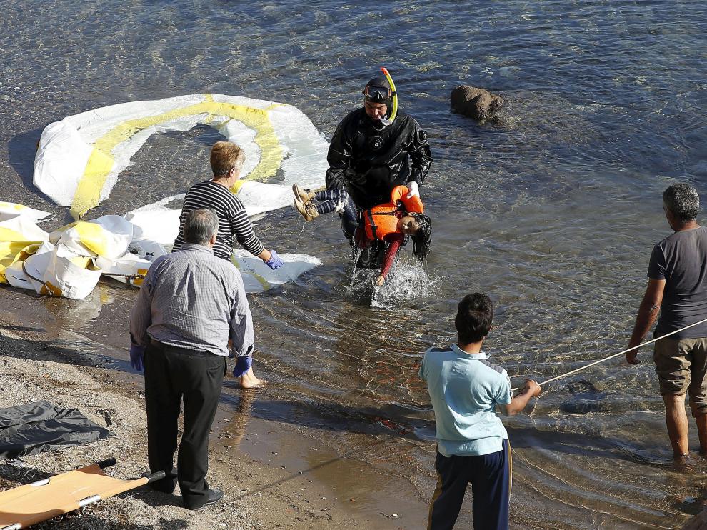 Fallecen cuatro niños en una patera frente a Lesbos