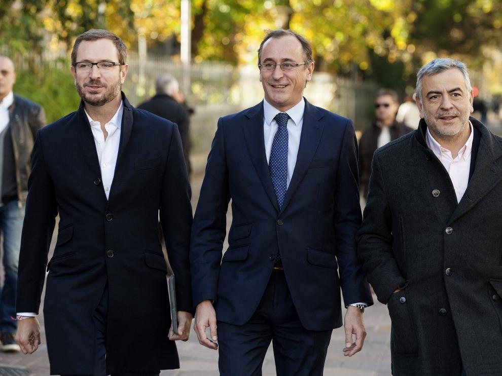 Alfonso Alonso, flanqueado por Javier Maroto y Javier de Andrés.