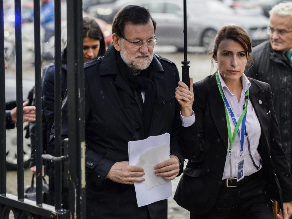 El presidente del Gobierno, Mariano Rajoy (L), a su llegada a la reunión de líderes del Partido Popular Europeo