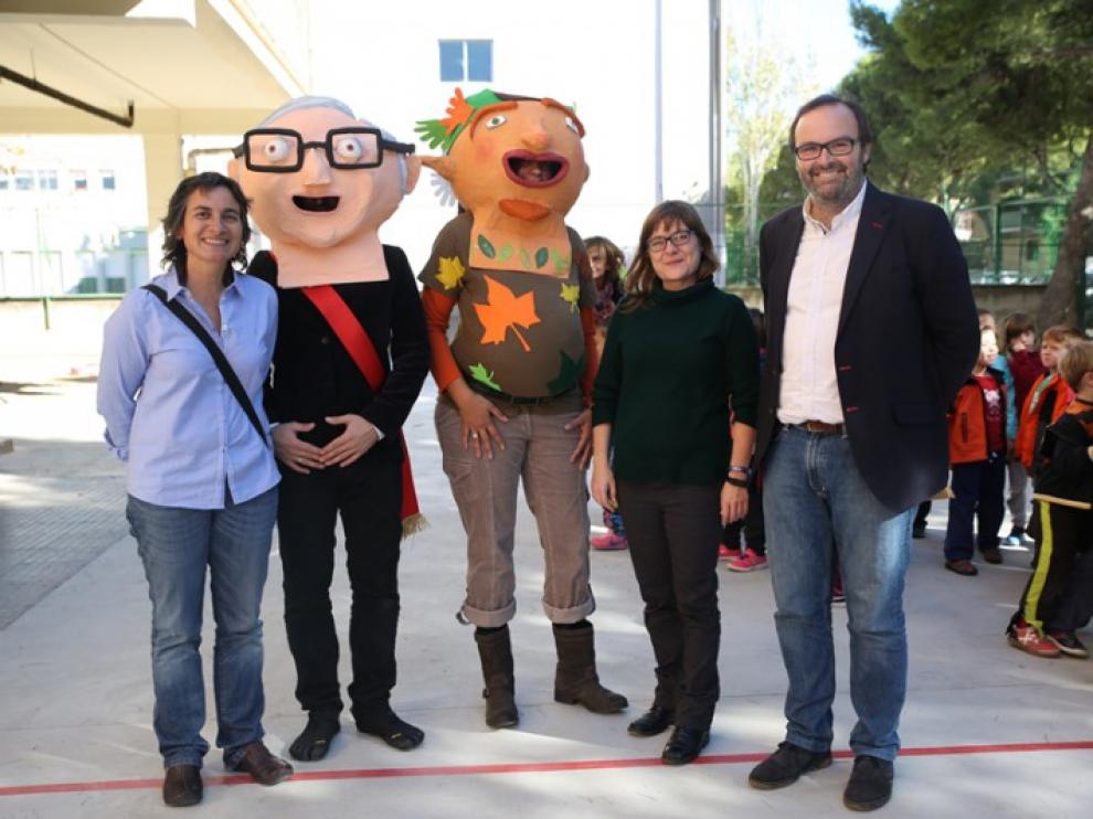 Luisa Broto y los familiares de Ramón Sainz de Varanda posan junto a los nuevos cabezudos.