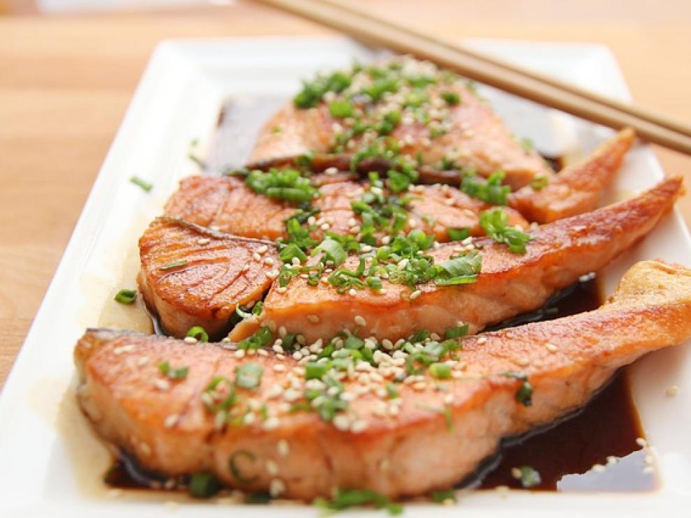 El salmón forma parte de los denominados 'pescados azules', cuyas grasas son saludables para cuidar el sistema cardiovascular.