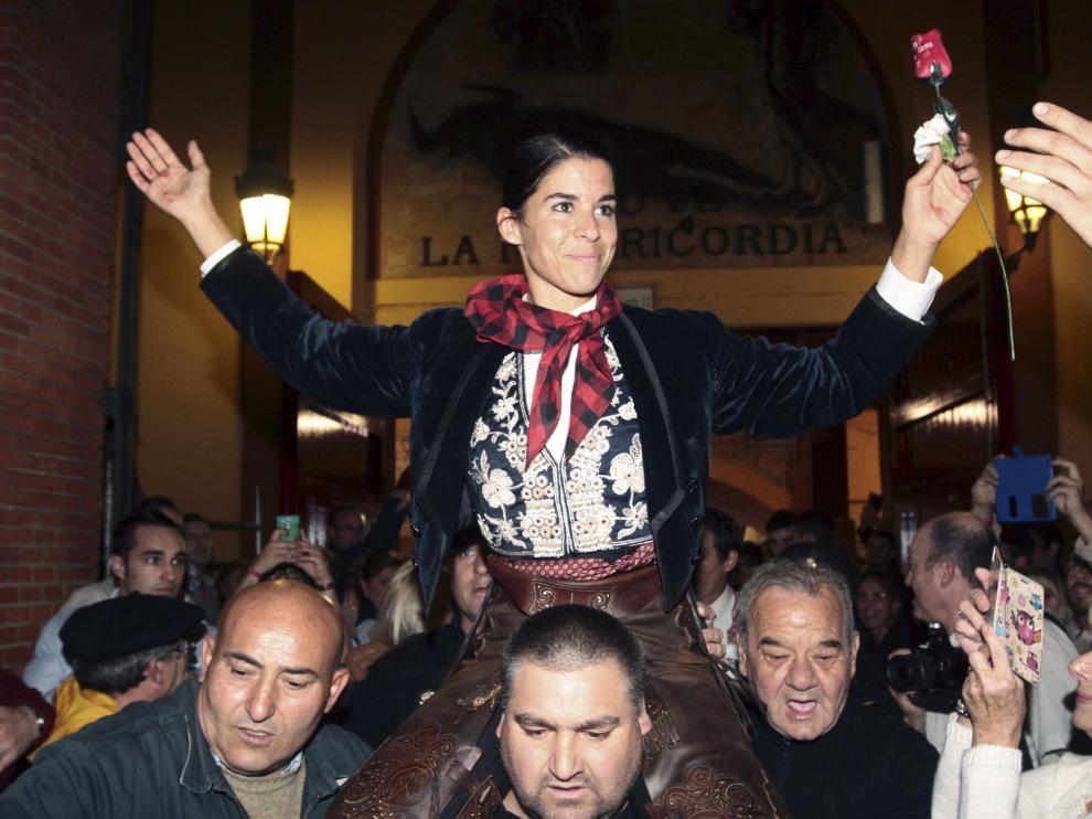 Lea Vicens saliendo a hombros de La Misericordia.