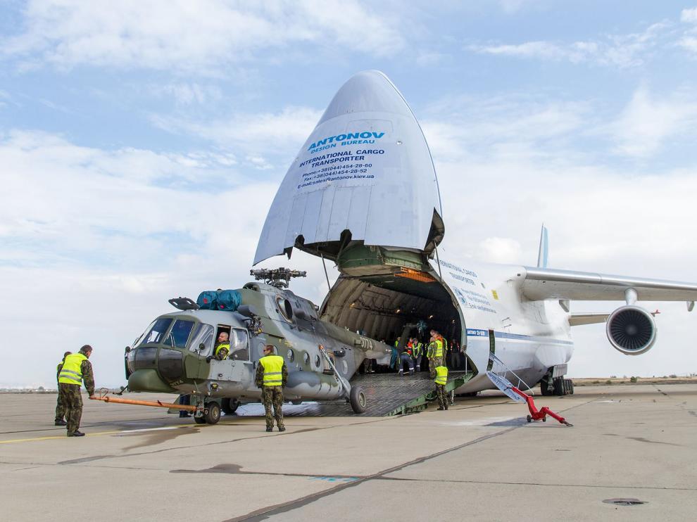 Antonov ucraniano (AN-124) descargando tres Mi-171 checos en Zaragoza