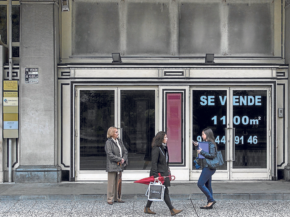 El cine Elíseos luce carteles de 'Se vende' que, al parecer, hacen referencia al restaurante.