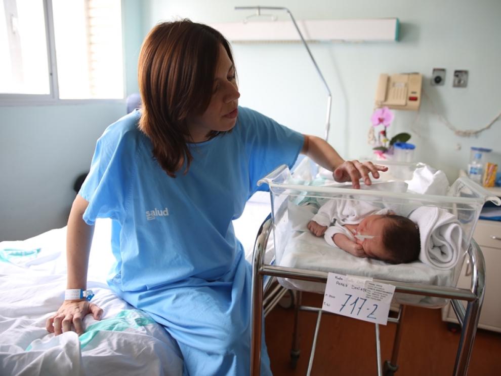 Marta Doñate contempla a su recién nacido, David, poco antes de ser dados de alta en el Hospital Miguel Servet, este lunes.