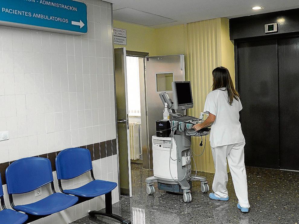 Personal sanitario trasladaba ayer a una ubicación provisional el aparataje de la uci.