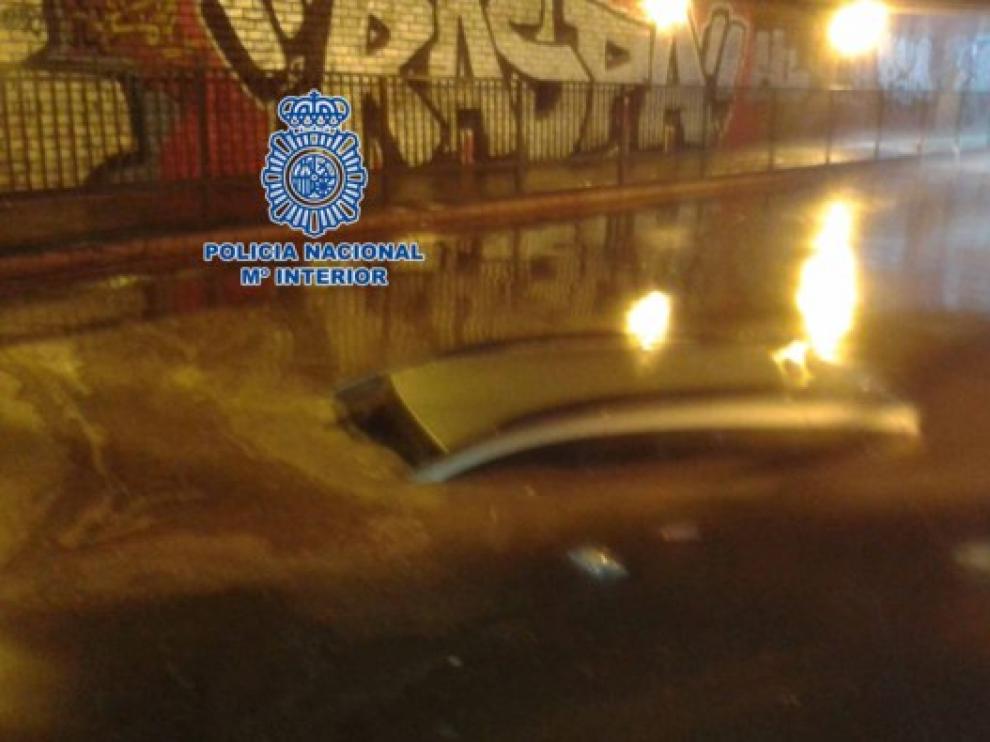 El vehículo estaba totalmente sumergido