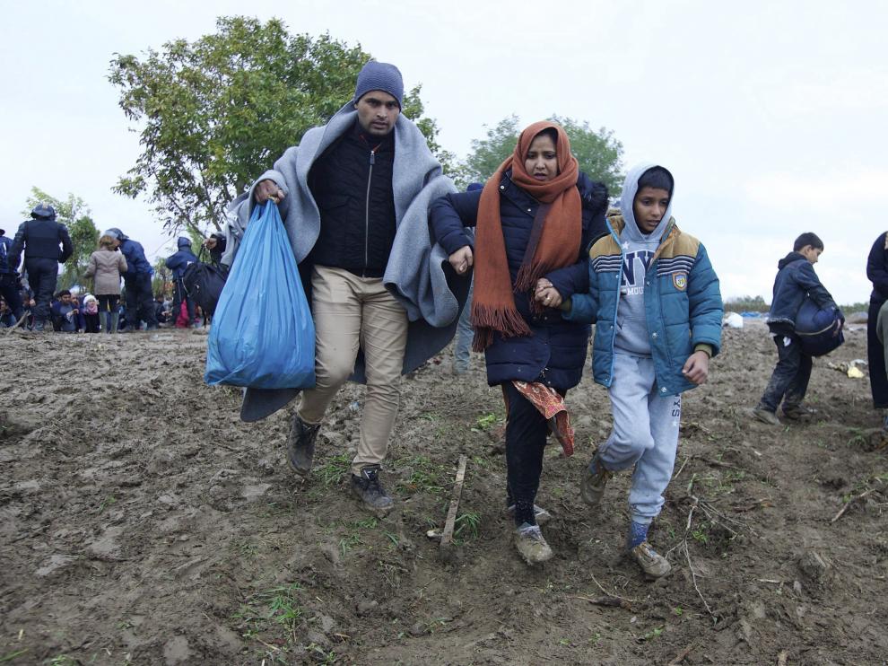 MÁS DE MIL REFUGIADOS ENTRAN EN CROACIA ELUDIENDO UN PASO FRONTERIZO OFICIAL