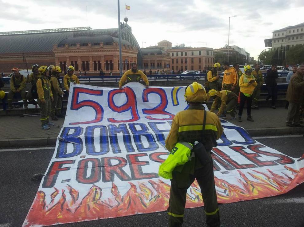 Brigadistas en la plaza de Atocha (Madrid), frente a la sede del Magrama.
