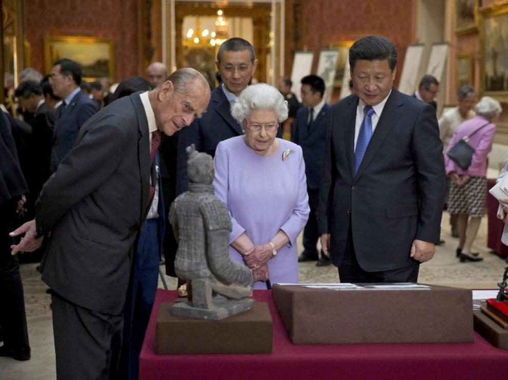 El presidente de China, Xi Jinping, junto a los reyes de Inglaterra.