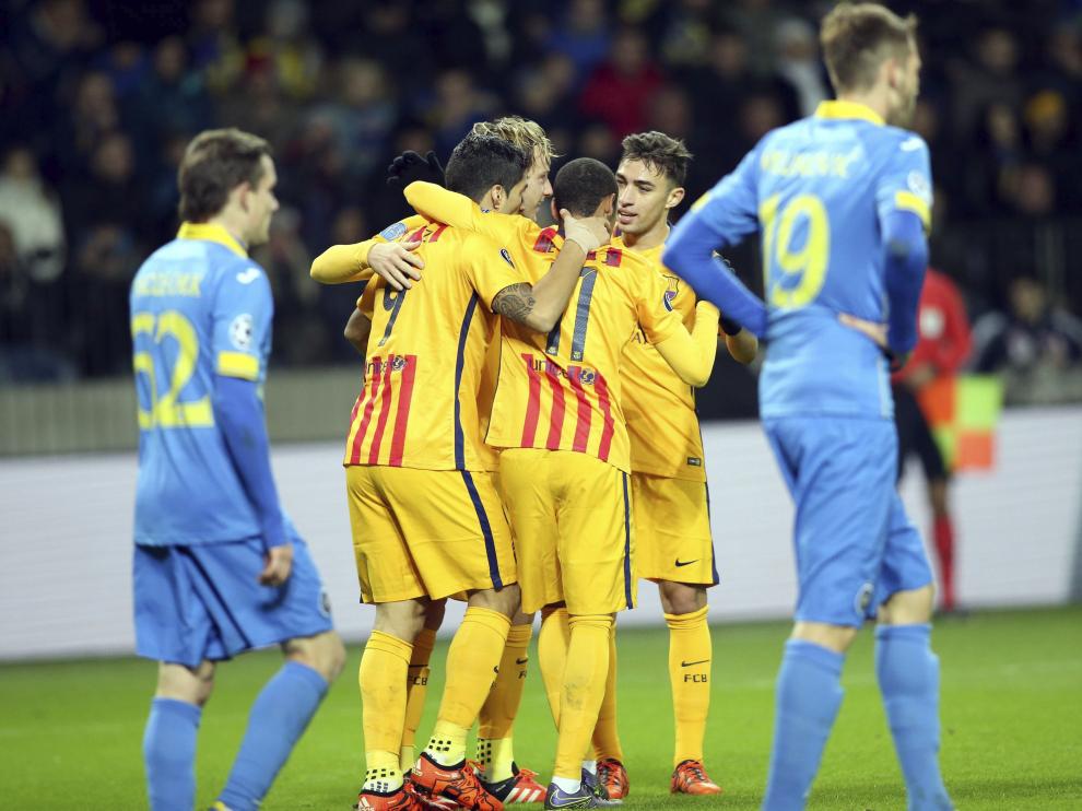 Los jugadores del Barça celebran uno de los tantos de su equipo.