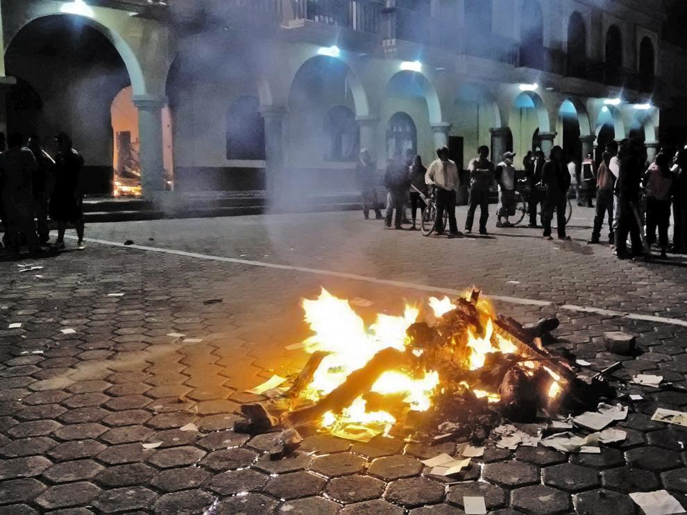 Los vecinos golpearon puertas y ventanas hasta que consiguieron entrar a la comandancia policial y sacar a los presuntos secuestradores.