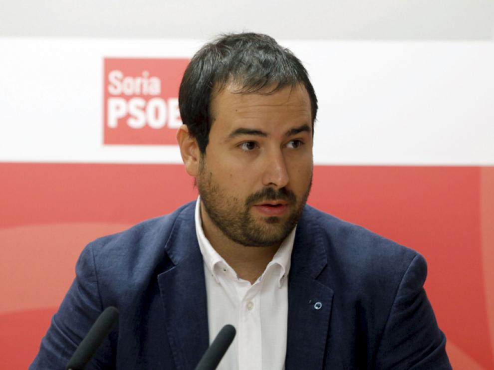El procurador socialista Ángel Hernández, en rueda de prensa.