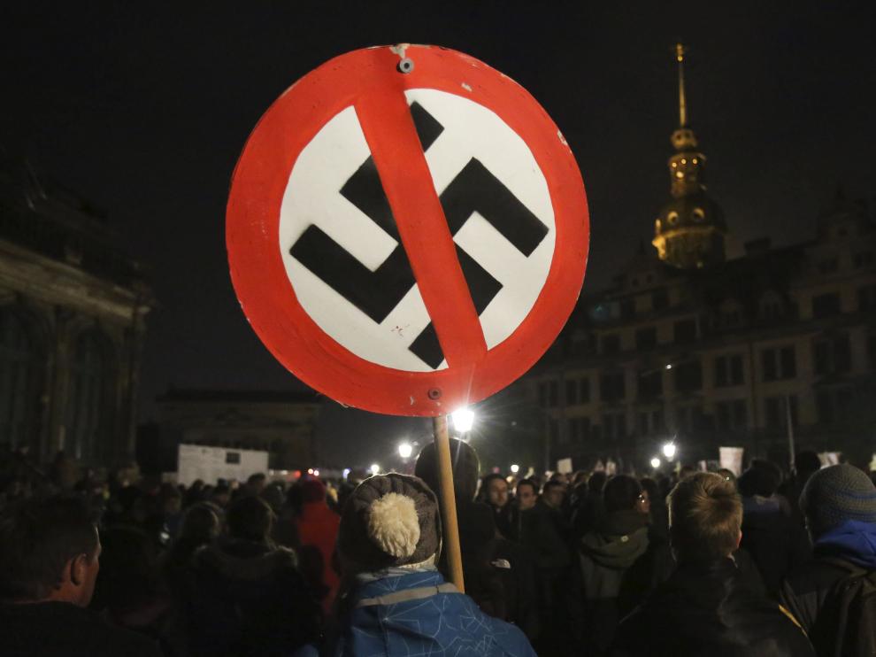 Un activista de Pegida durante la manifestación de este lunes en Dresde.