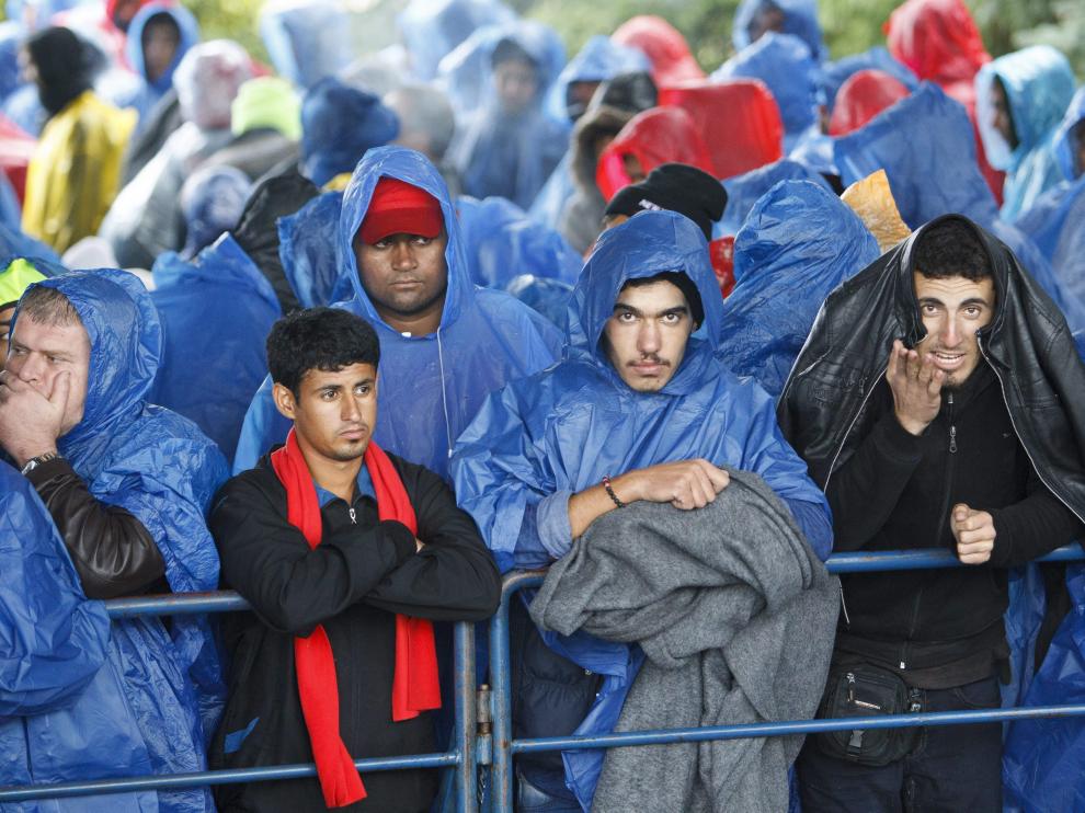 En Brezice, cerca de la frontera con Croacia, la policía empleó gas pimienta para detener a una masa de 3.000 refugiados que pretendían proseguir camino hacia la frontera austríaca.