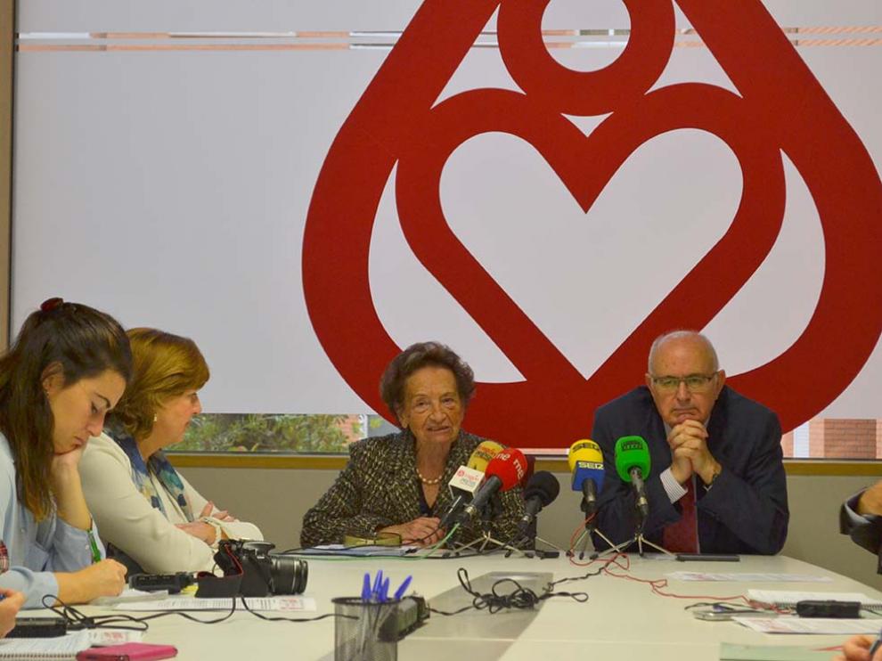 Fernando Galdámez, junto con la delegada de voluntariado, Ana María Cortés durante la presentación del rastrillo.