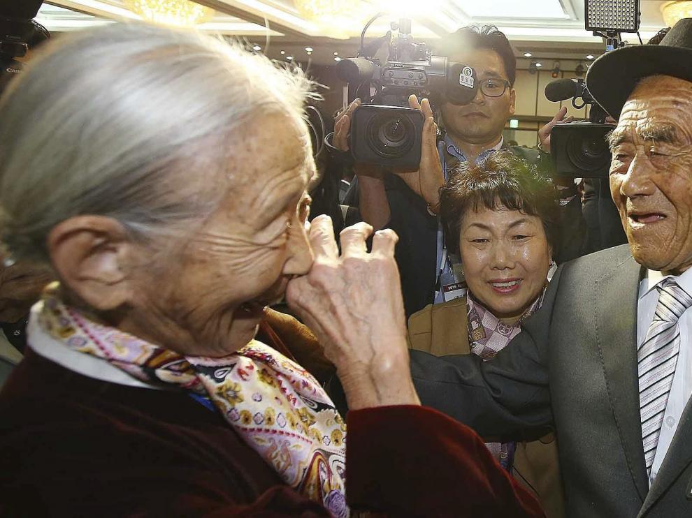 La surcoreana Lee Soon-kyu de 85 años se emociona al reunirse con su marido, Oh In-se.