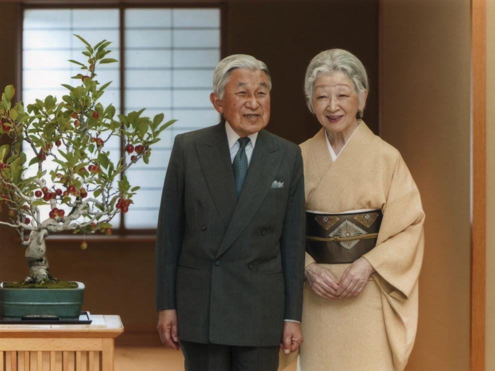 La emperatriz Michiko posa junto al emperador Akihito.