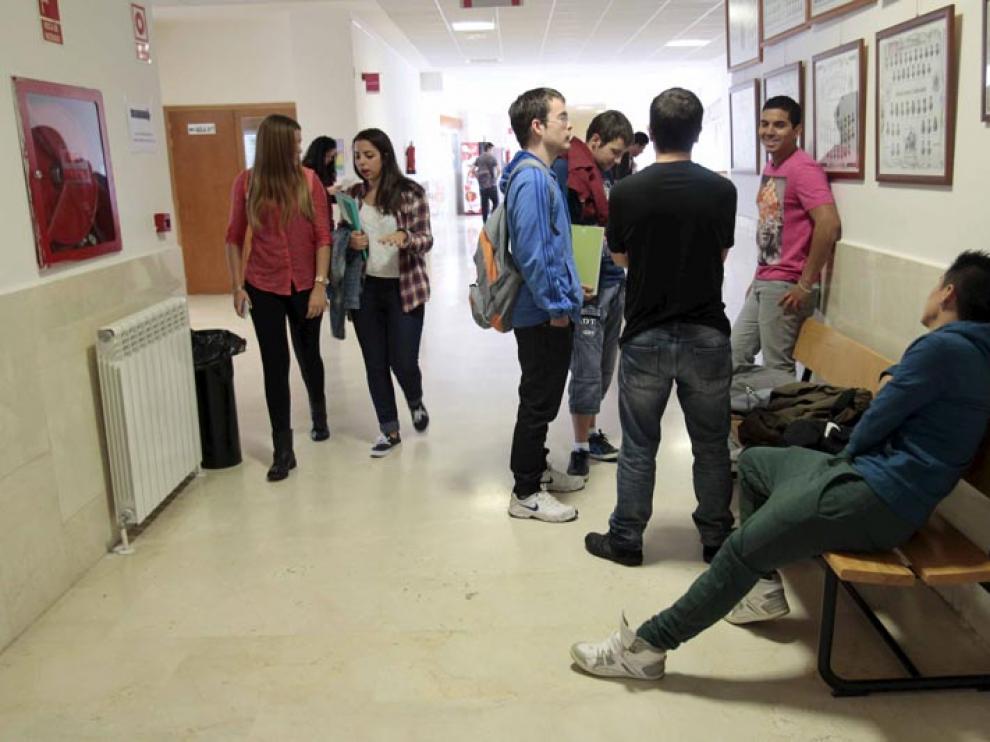 Un grupo de estudiantes en el pasillo del Campus Duques de Soria.