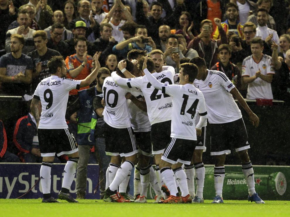 Los jugadores del Valencia celebran un gol durante el partido contra el Gent.