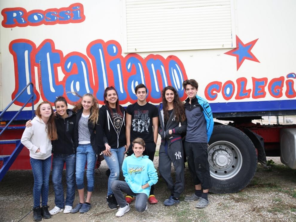 Alumnos de la escuela del Circo Italiano, con su profesora Olatz (segunda por la izquierda).