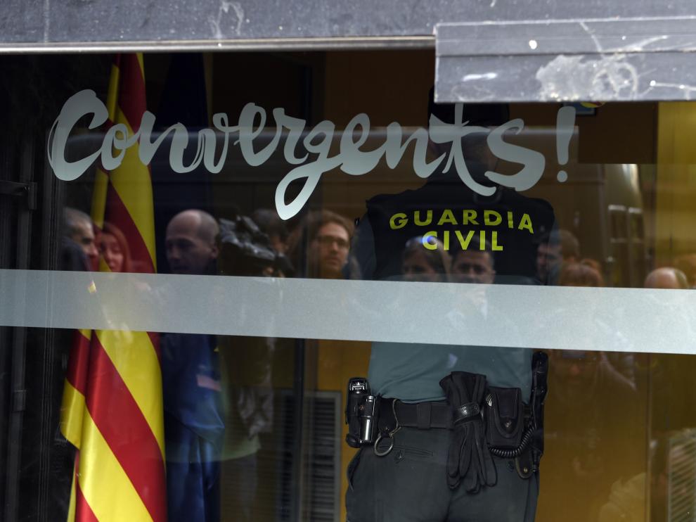 Agentes de la Guardia Civil, en la sede de CDC en Barcelona.