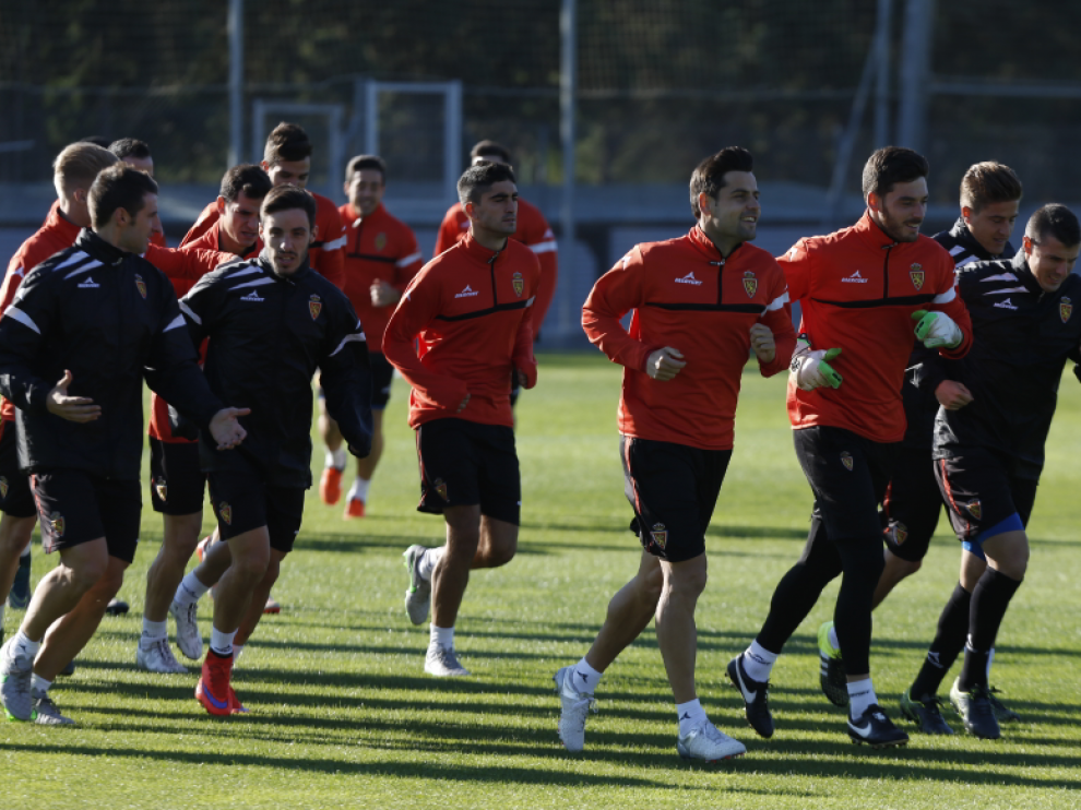 Los jugadores del Real Zaragoza, durante el entrenamiento de este miércoles