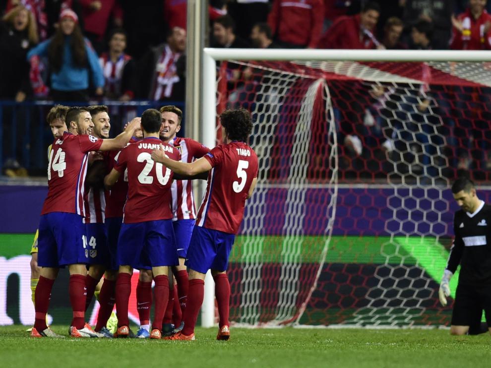 Los jugadores del Atlético celebran uno de los goles.