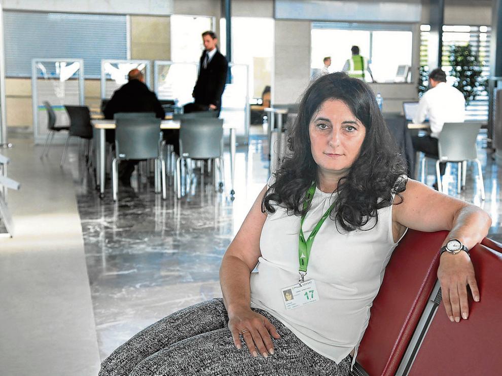 Miryam Laso, en el vestíbulo de la terminal, con personal de la escuela de pilotos al fondo.