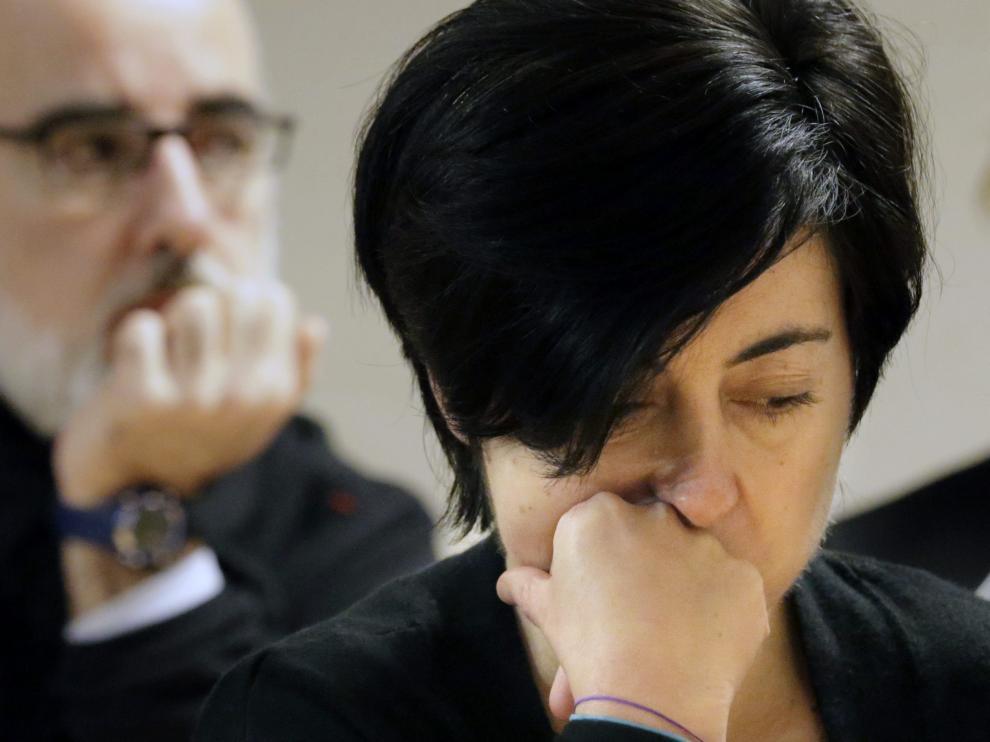 Rosario Porto (c) y Alfonso Basterra, (izq) , acusados de la muerte de su hija Asunta Basterra