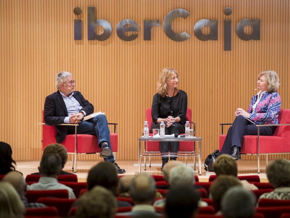Alfonso Armada, Encarna Samitier (subdirectora de Opinión de HERALDO) Y Pilar Cernuda.