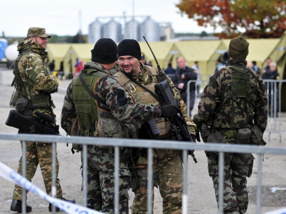 Soldados eslovenos en la frontera con Croacia.