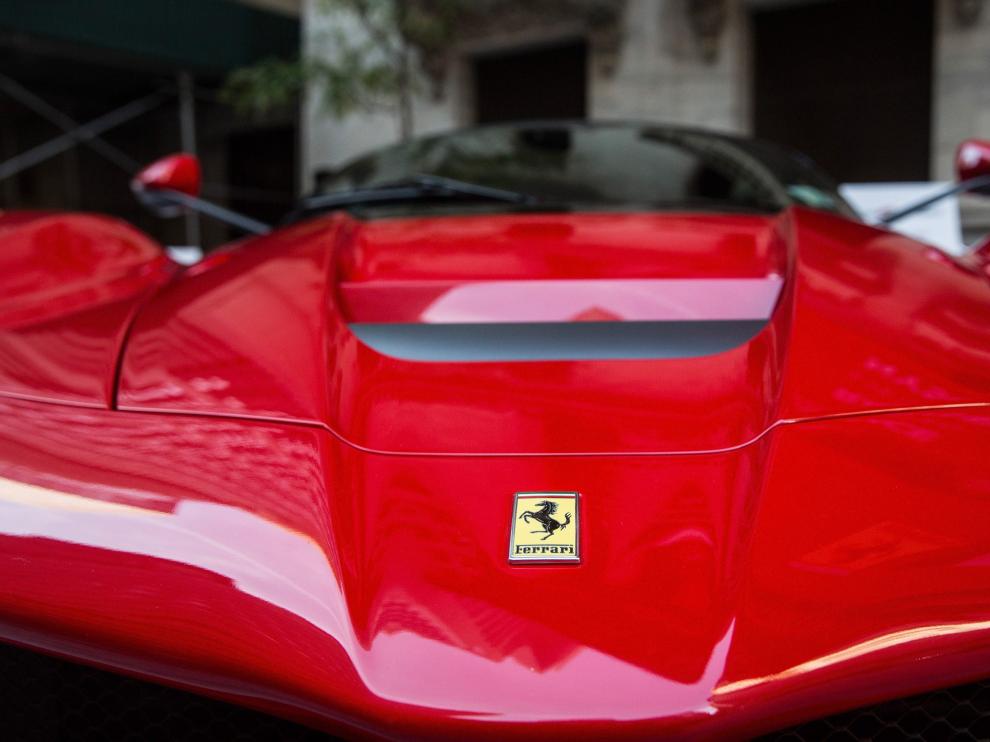 Un coche marca Ferrari.