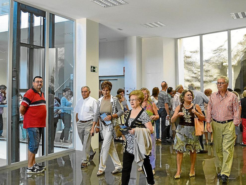 Los primeros taustanos se acercaron ayer a conocer el nuevo edificio de la localidad.