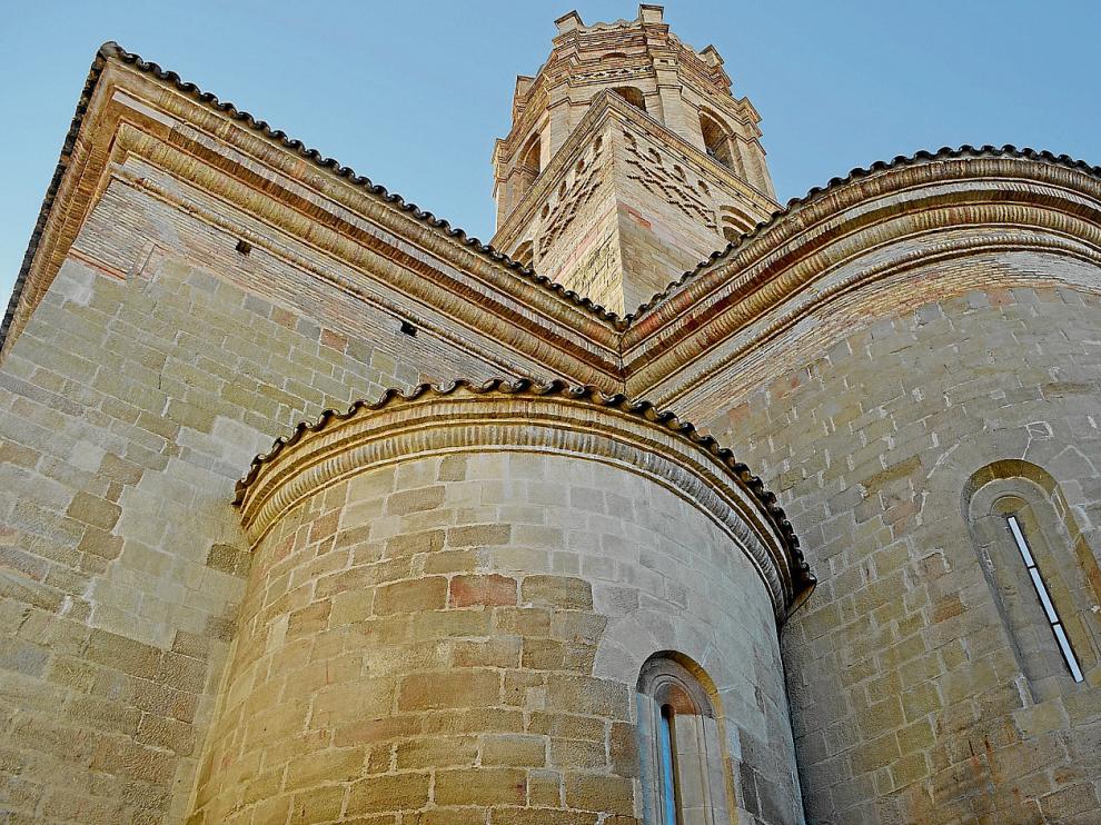 Visión del exterior de la catedral con su torre mudéjar y la nave de bóveda de cañón.