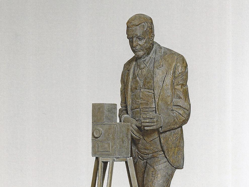 'Eduardo Jimeno Correas', 1996, en escayola patinada.