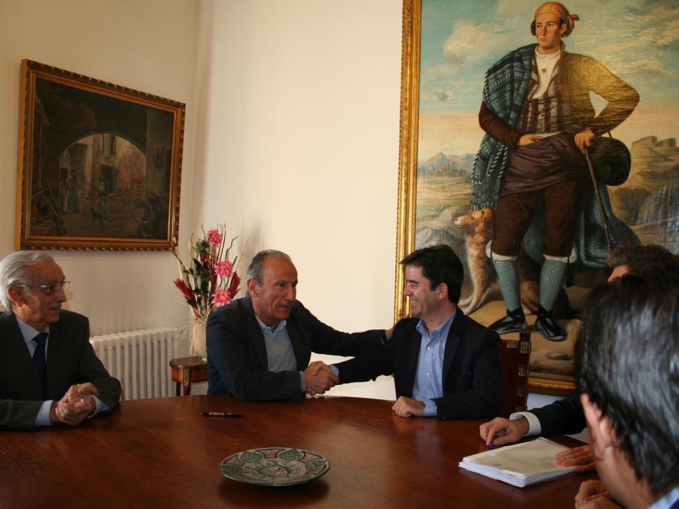 Petón estrecha la mano al alcalde de Huesca, Luis Felipe
