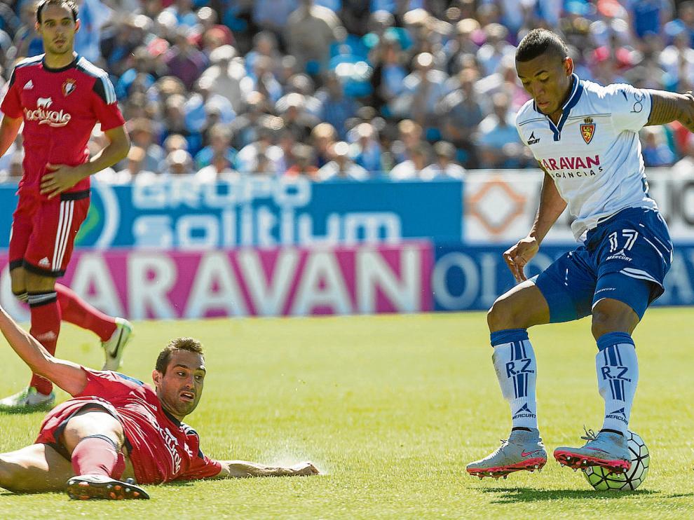 Hinestroza regatea a Javi Flaño en el área en la única jugada notable del partido. Unai, al fondo, salvaría el remate final de Aria.