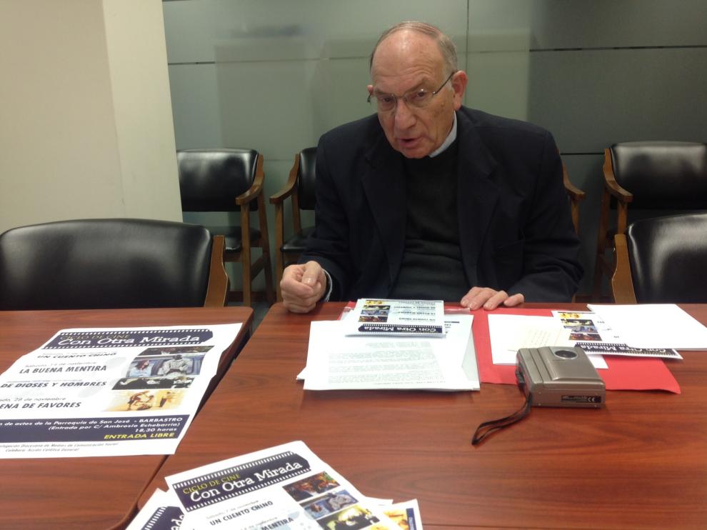 José María Ferrer, delegado de medios de comunicación social de la Diócesis de Barbastro - Monzón durante la presentación del ciclo 'Con otra mirada'.