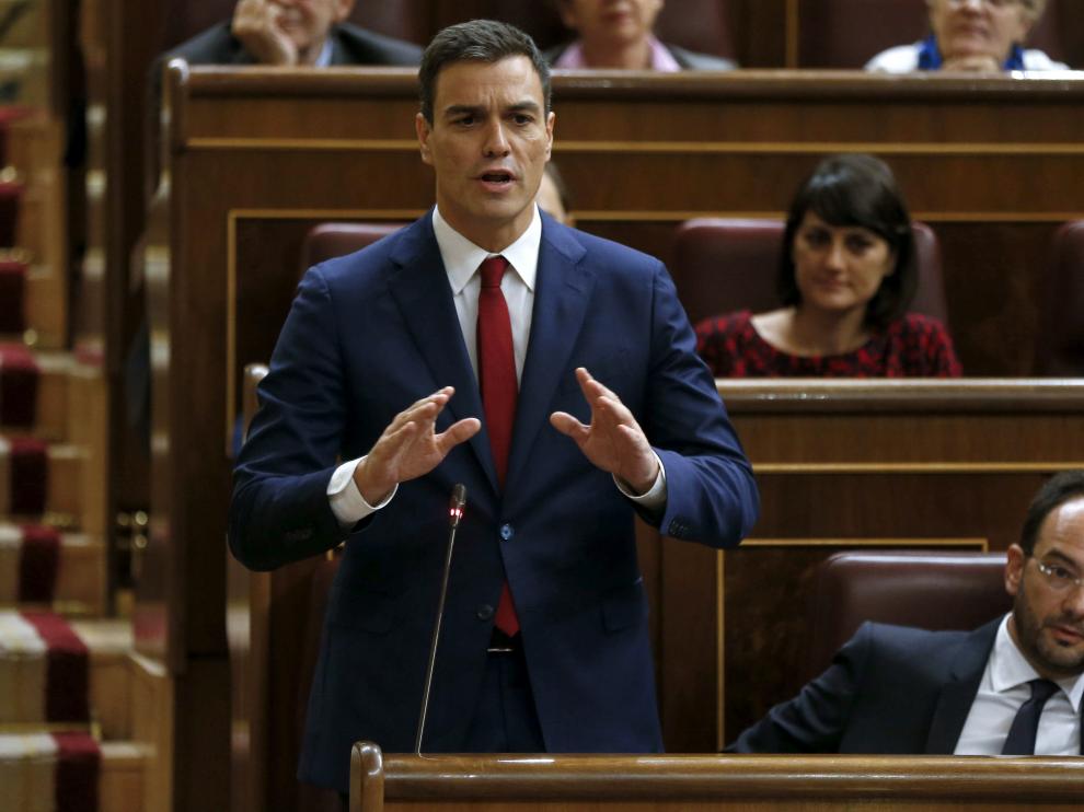 El líder del PSOE, Pedro Sánchez, durante su intervención hoy en la última sesión de control al Gobierno con la que la que el Congreso de los Diputados pone fin a la X legislatura.