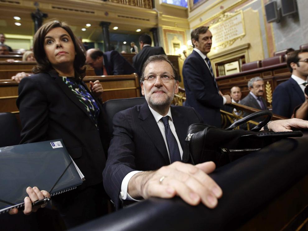 El jefe del Ejecutivo, Mariano Rajoy, junto a la vicepresidenta, Soraya Sáenz de Santamaría, poco antes de que diera comienzo hoy la última sesión de control al Gobierno con la que la que el Congreso de los Diputados pone fin a la X legislatura.