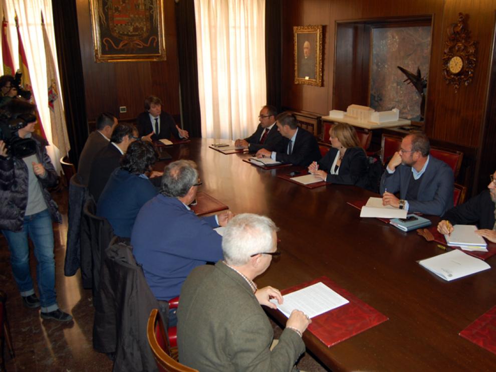 El Consistorio soriano ha presentado este miércoles, en una reunión que se prolongado durante dos horas, una propuesta de constitución de consorcio.